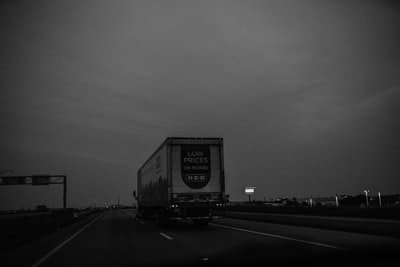 公路上卡车的灰度照片
